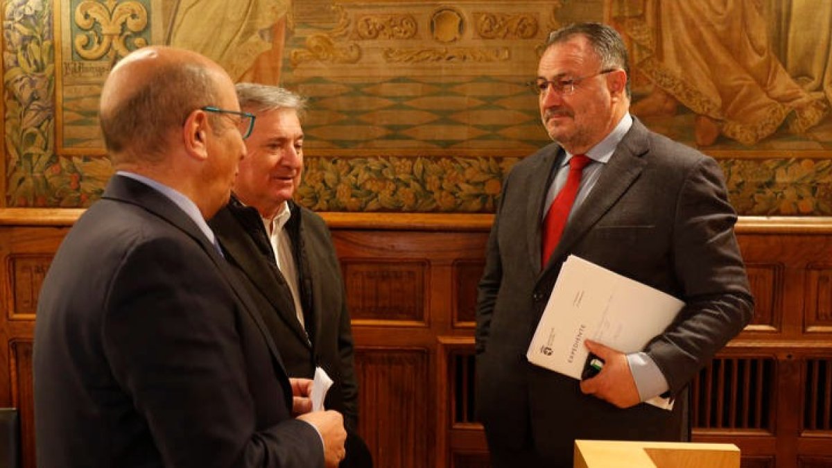 El presidente Eduardo Morán, a la derecha, en un Pleno de la Diputación. FERNANDO OTERO