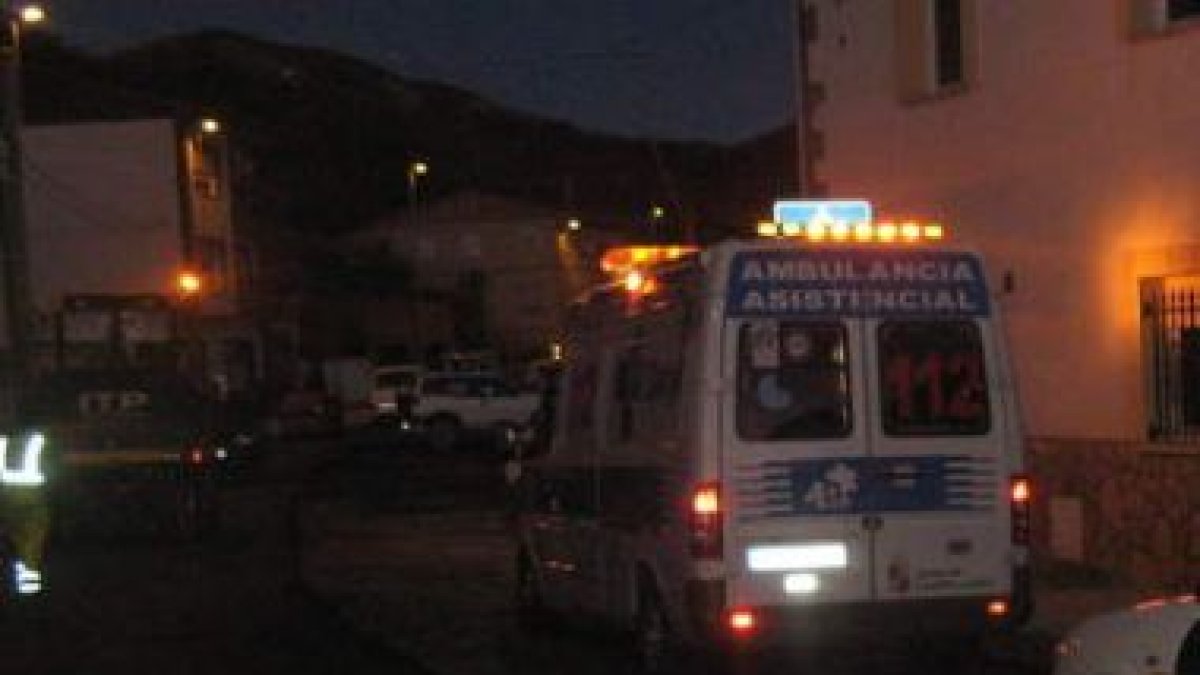 Una ambulancia del Sacyl en Llanos, ayer tarde, tras el suceso mortal en la variante.
