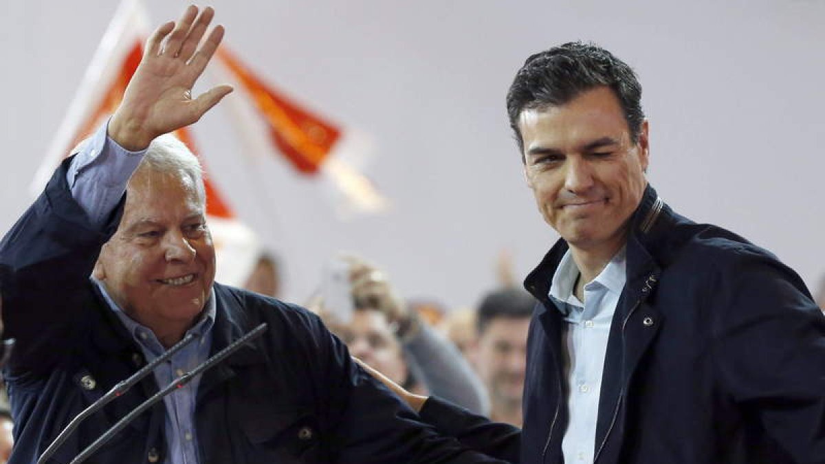 Felipe González mostró ayer su apoyo al secretario general del PSOE, Pedro Sánchez.