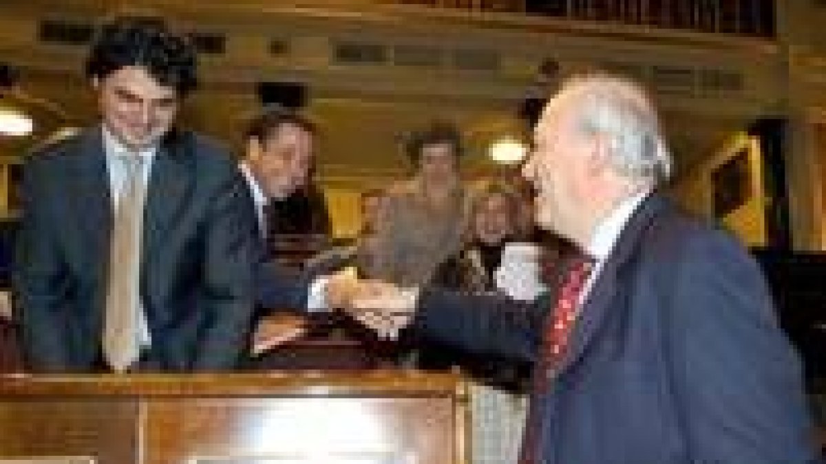 Miguel Ángel Moratinos estrecha la mano de Zaplana, en presencia del diputado popular Jorge Moragas