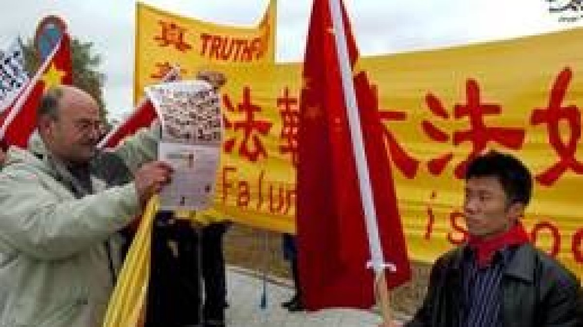 Partidarios y detractores del régimen chino, ayer, en Madrid