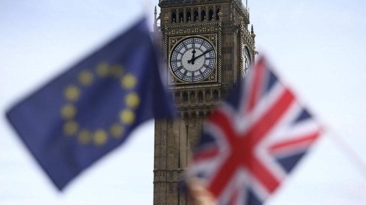 La bandera europea y la de Gran Bretaña, frente al Big Ben de Londres, este domingo.