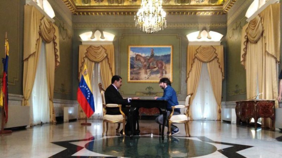 Nicolás Maduro y Jordi Évole, en la sala del Palacio de Miraflores de la capital venezolana, para el programa Salvados (La Sexta).