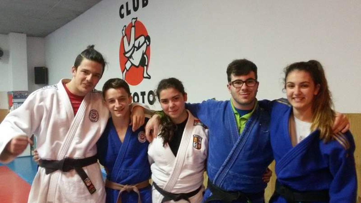 Los cinco judocas leoneses que tomarán parte este fin de semana en la Fase Sector Júnior. DL