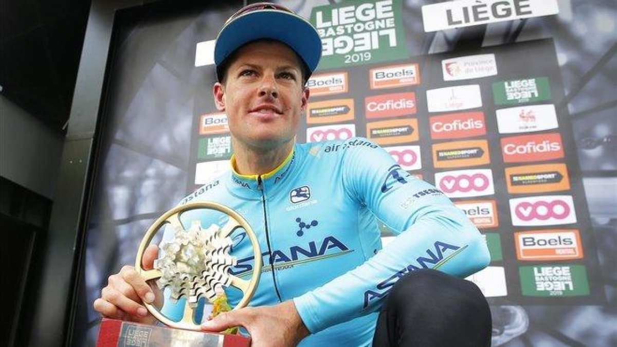 Jakob Fuglsang , con el trofeo de la Lieja-Bastoña-Lieja.