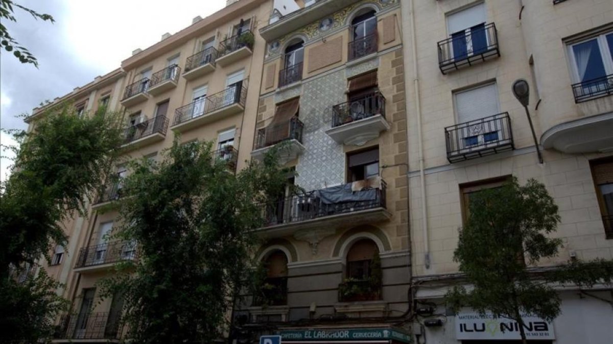 Fachada de un edificio en la calle Altamiro de Madrid en proceso de rehabilitación.