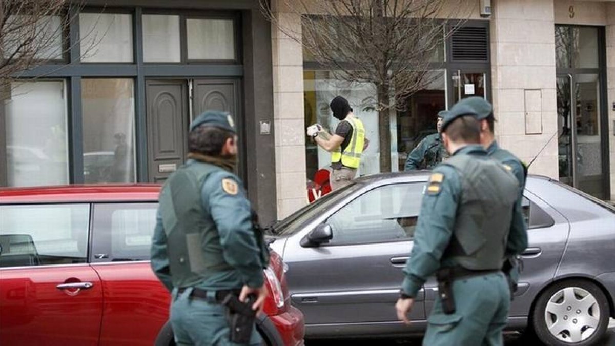 Agentes de la Guardia Civil, en el exterior del despacho de abogados de Hernani (Gipuzkoa)