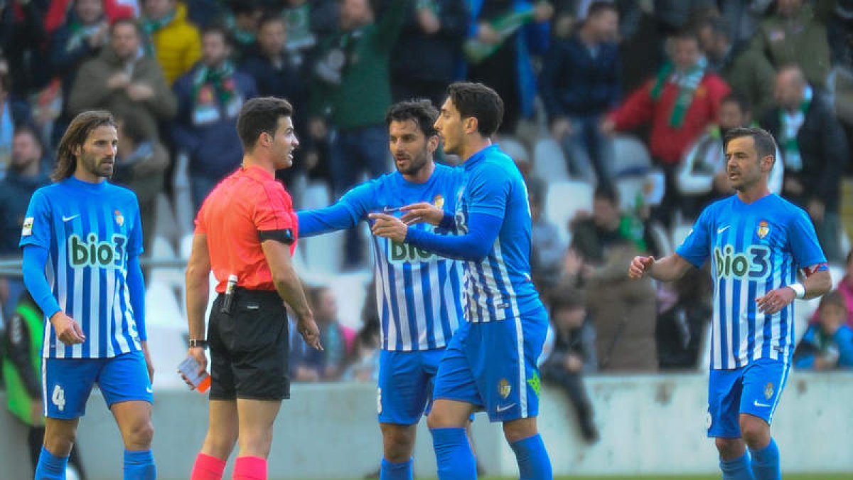 Los jugadores de la Deportiva protestaron al árbitro una falta sobre Gonzalo en el segundo tanto del Racing, pero el colegiado no vio nada punible. ALBERTO LOSA