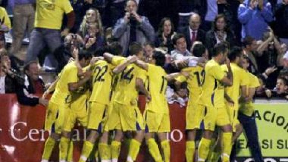 Cascón (14) celebra junto a sus compañeros uno de los goles endosados al Madrid.