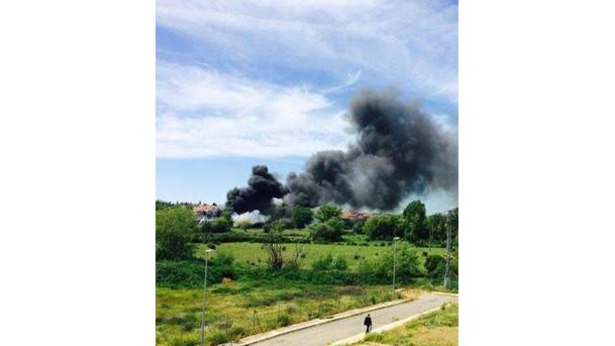 El humo del incendios se apreciaba a gran distancia