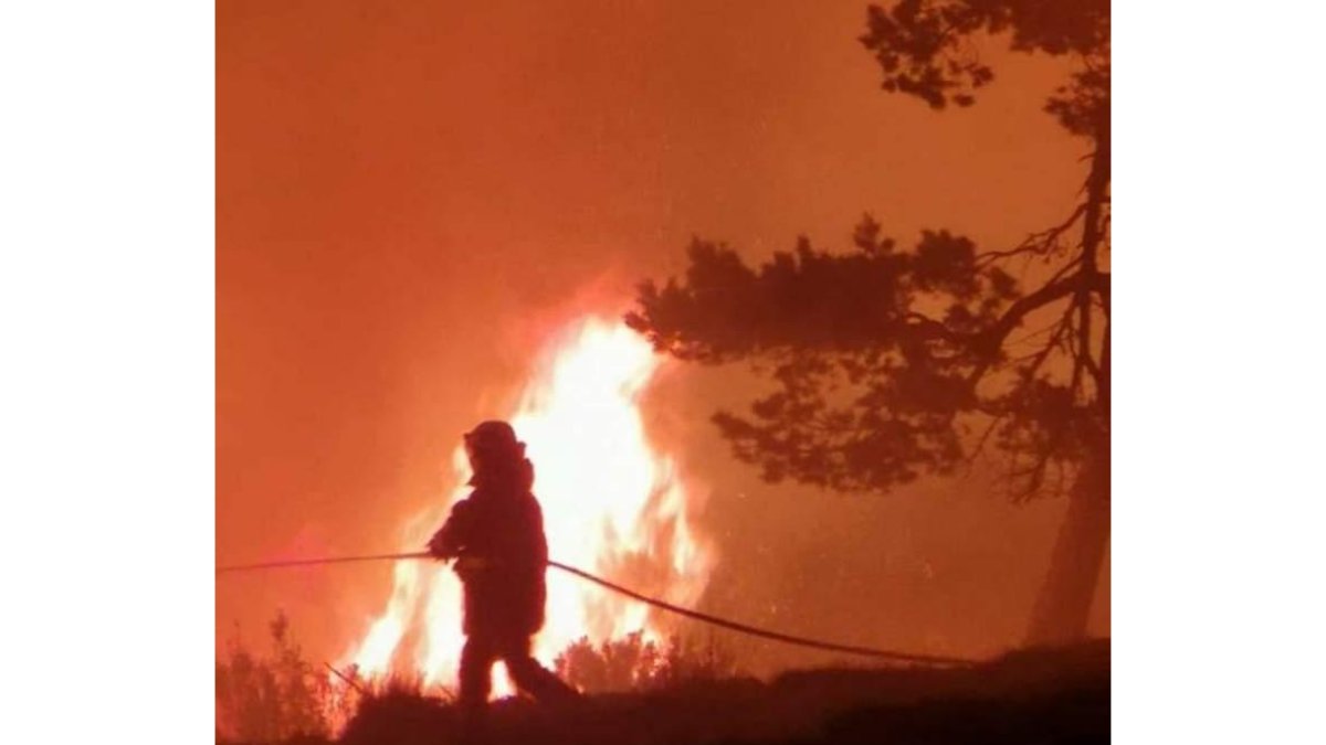 Uno de los agentes trabajando de noche en el incendio. DL