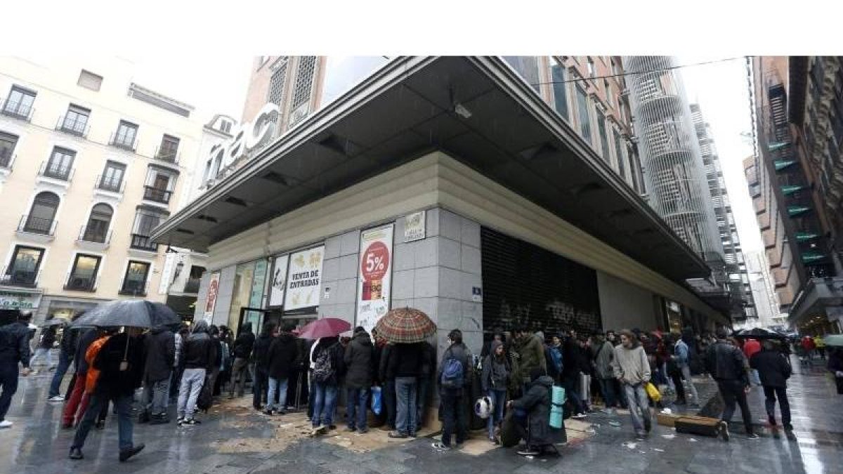 Cientos de personas guardan fila ante la Fnac de Callao en Madrid.