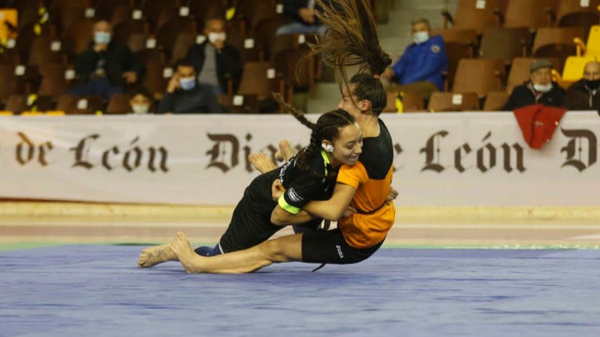 Dos luchadoras, en el Campeón de Campeones disputado en el Palacio. FERNANDO OTERO