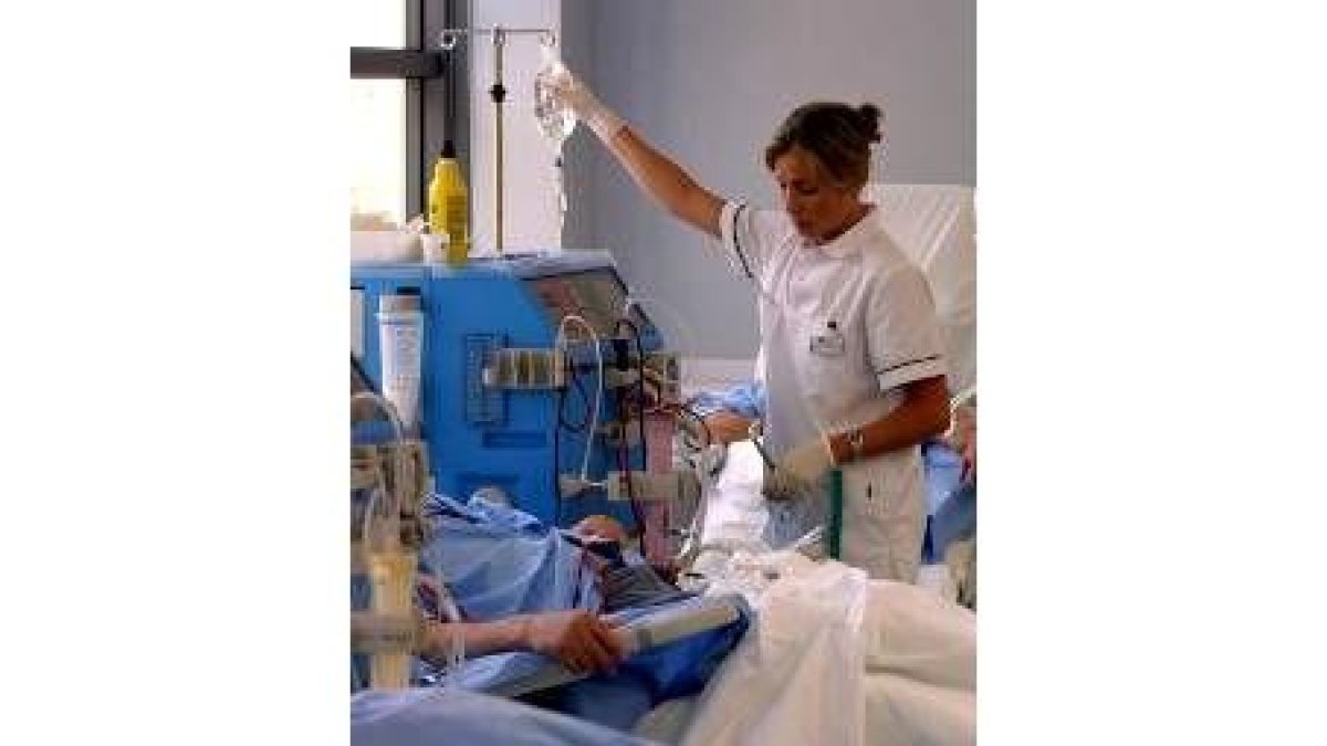 Pacientes sometiéndose a diálisis en un hospital