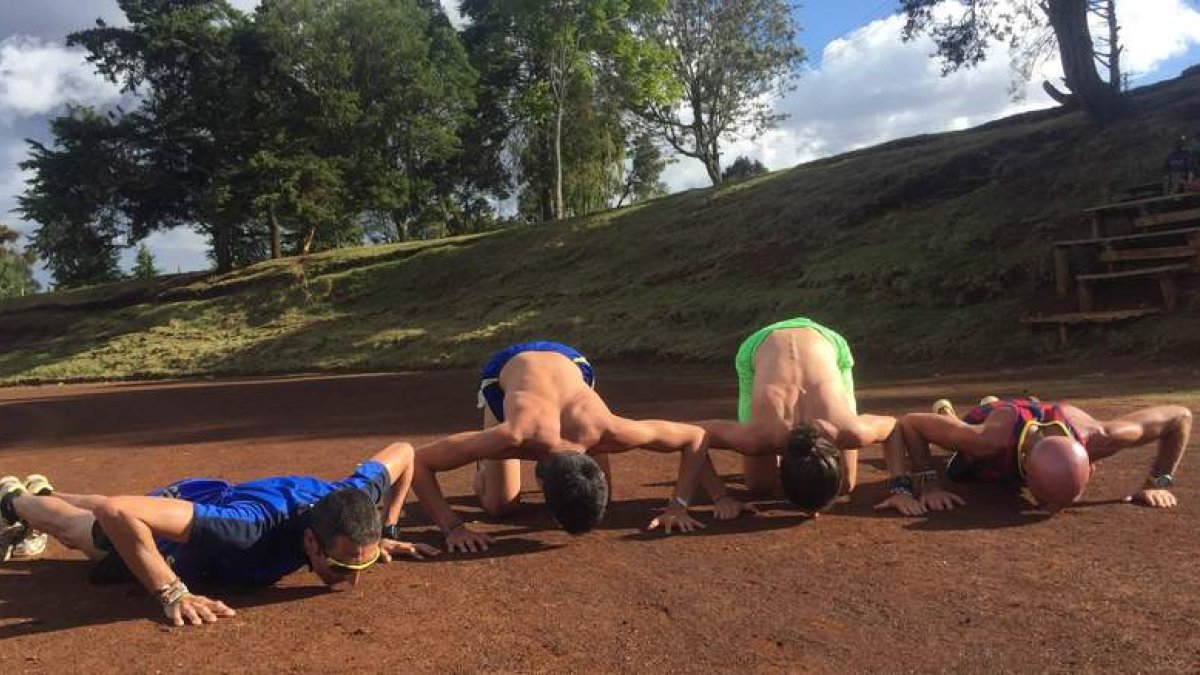 Roberto Aláiz y sus compañeros de entrenamiento en el centro de Lornah Kiplagat besan el suelo antes de dejar Kenia