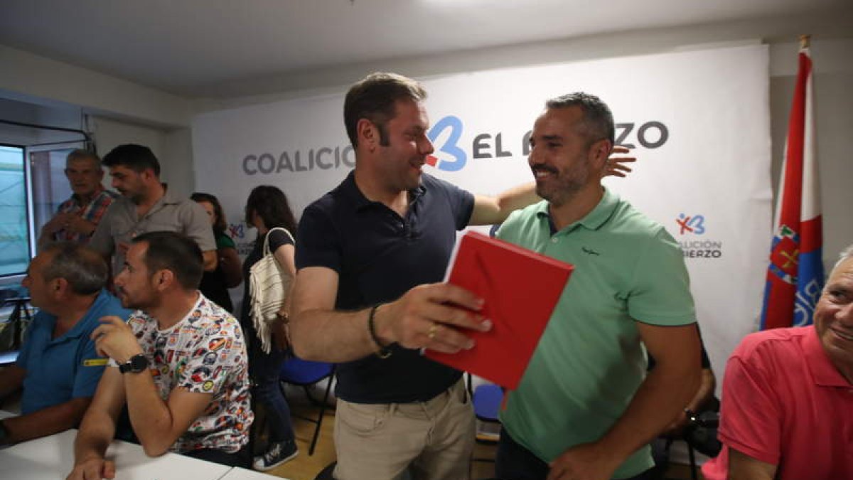 Iván Alonso, al anunciar anoche el pacto alcanzado en Ponferrada y los acuerdos en Villafranca del Bierzo y Arganza. ANA F. BARREDO