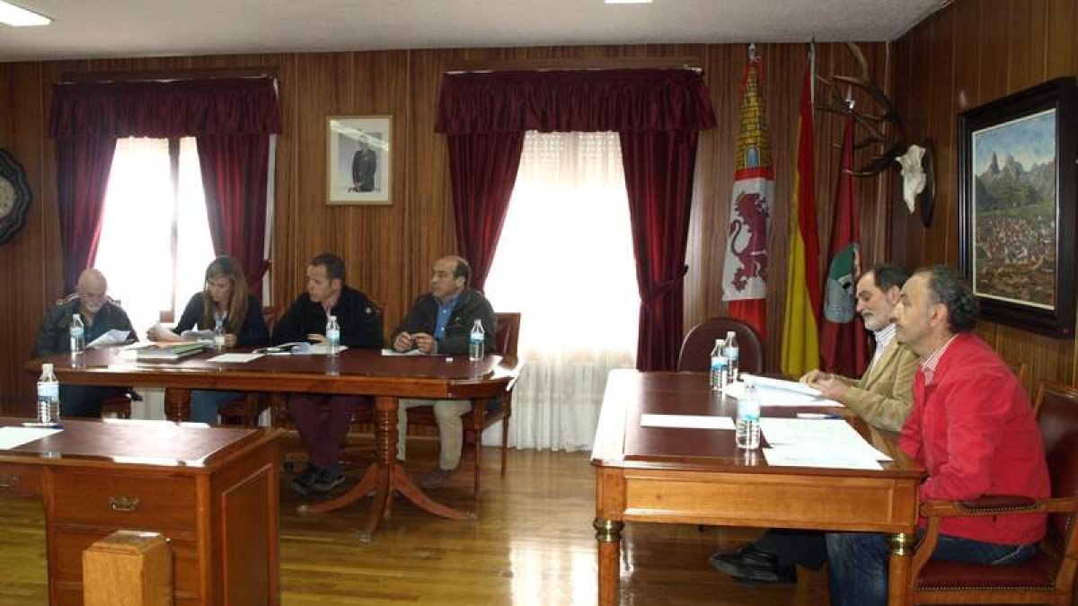 Varios grupos políticos en el pleno durante el debate de los presupuestos del próximo año.