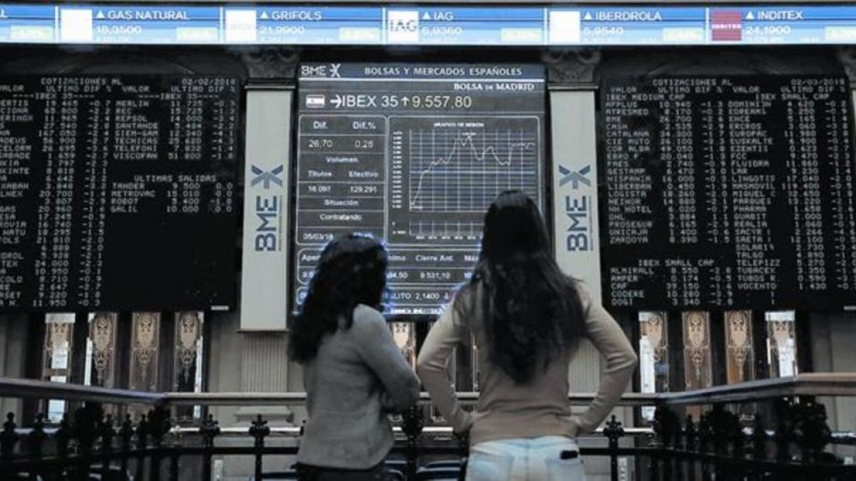 Interior de la Bolsa de Madrid, con la información sobre la evolución del Ibex 35, el pasado 5 de marzo.