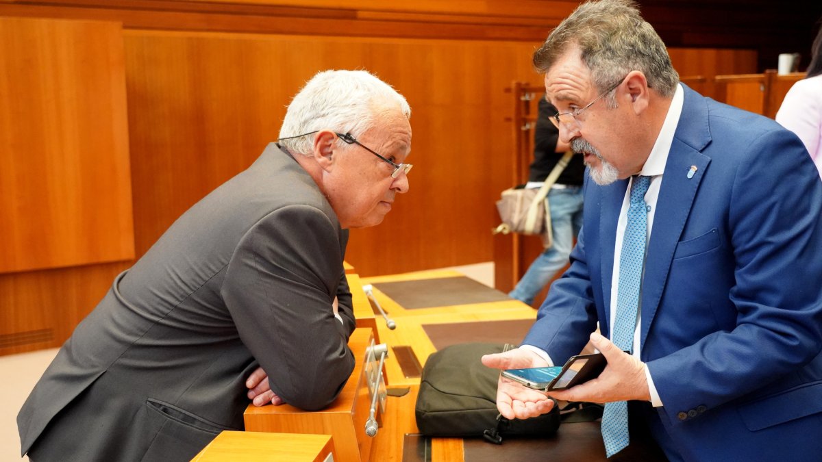 Gonzalo Santonja conversa con el procurador socialista José Ignacio Martín. LETICIA PÉREZ
