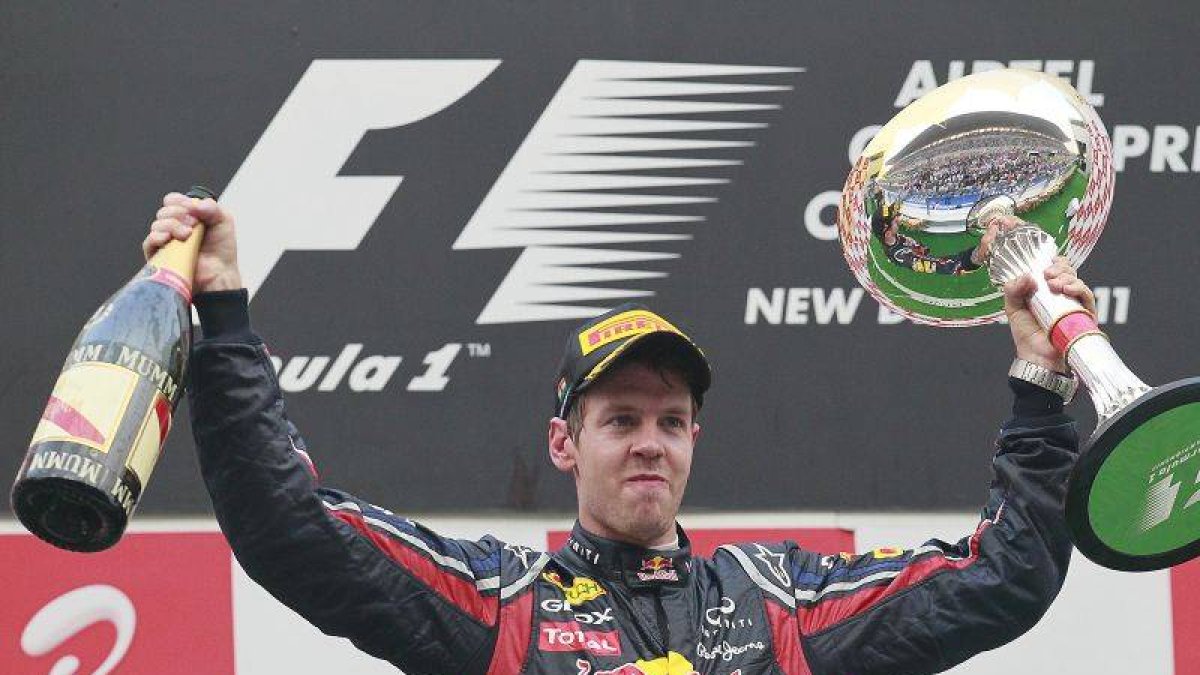 Vettel celebra su victoria en el circuito de Noida, en Nueva Deli.