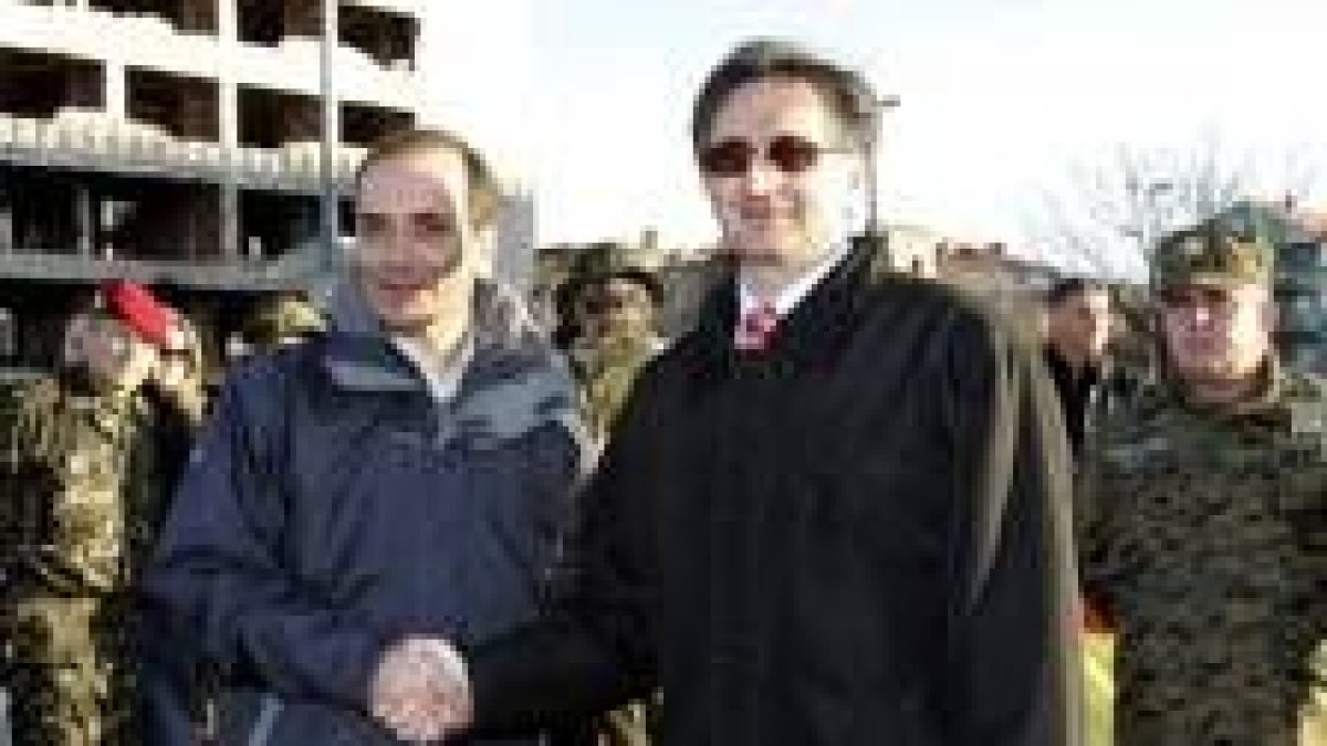 Alonso saluda al ministro de Defensa bosnio, Nikola Radovanovic, en la plaza de España de Mostar