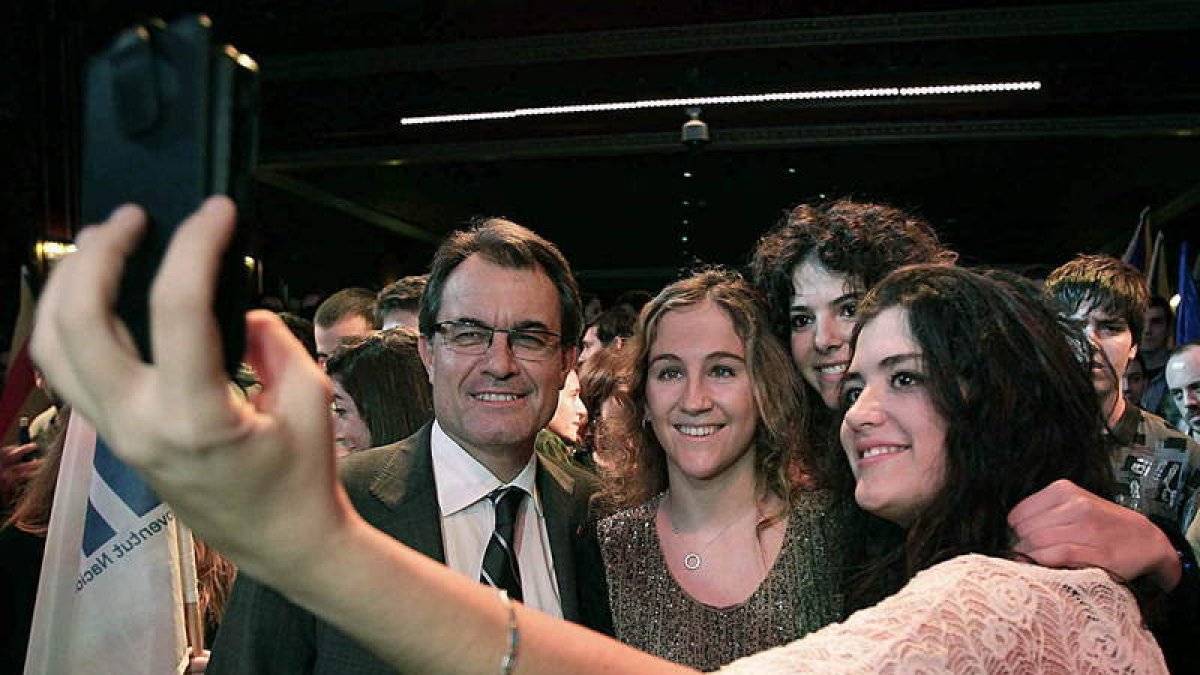 Artur Mas se fotografía en la fiesta organizada por las Juventudes de CDC y Unio.