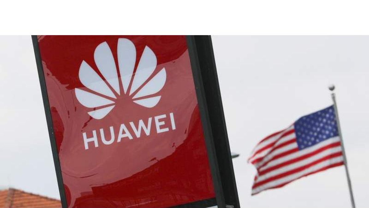 Logotipo de Huawei junto a la bandera estadounidense. FAZRY ISMAIL
