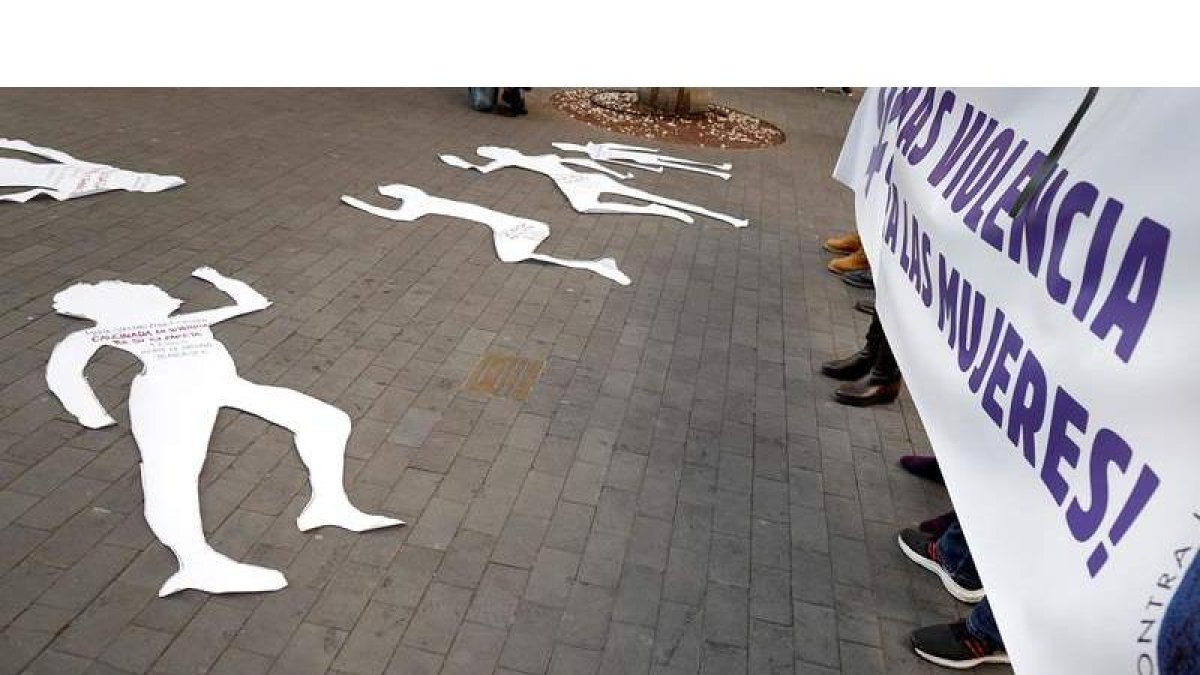 Una acción callejera de denuncia de la violencia machista simboliza las siluetas de las mujeres asesinadas. RAMÓN DE LA ROSA
