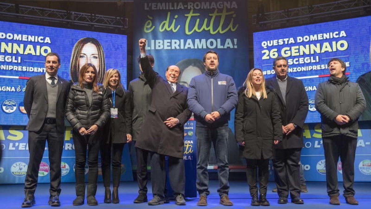 Matteo Salvini (en el centro) con Silvio  Berlusconi, en un acto electoral ayer, en Rávena.