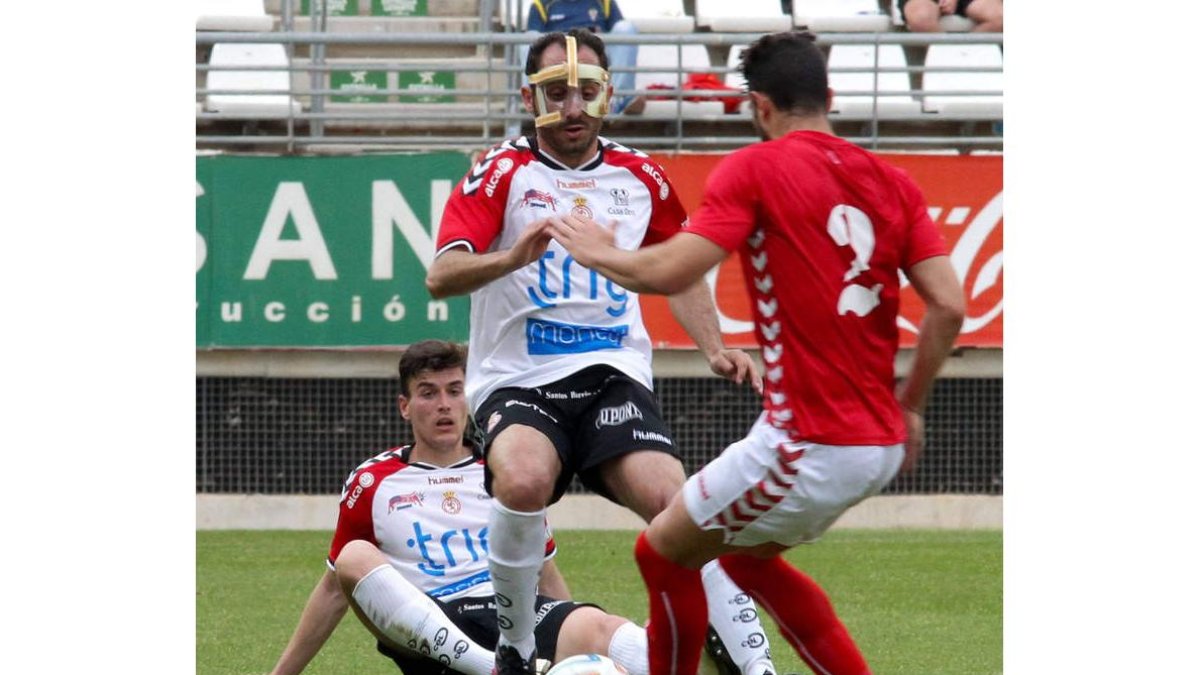 Tornero, con máscara, trata de llevarse el balón ante el defensa local Víctor Ruiz