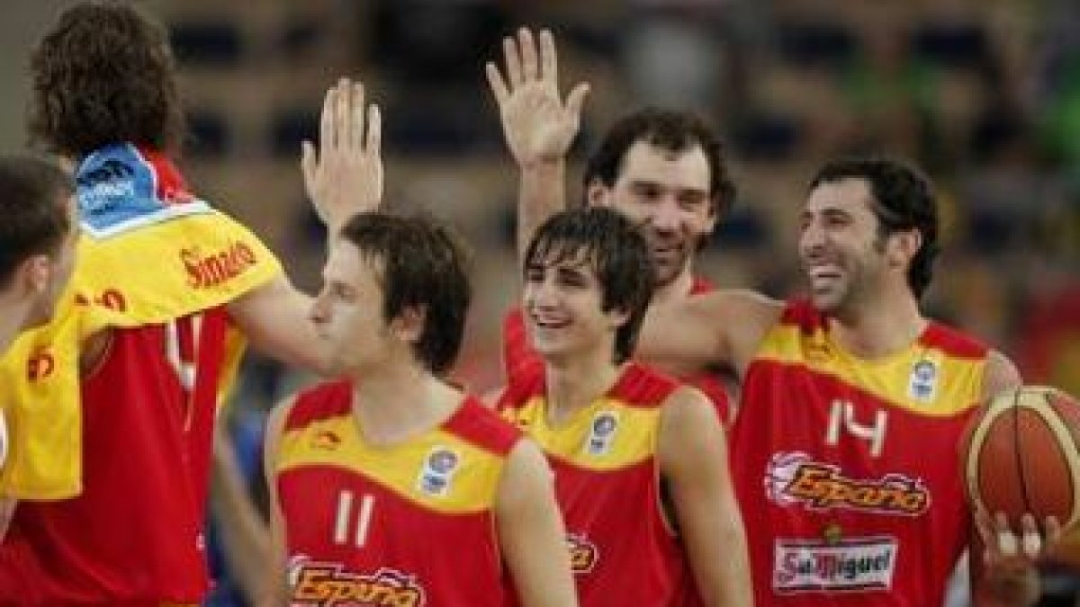 Los jugadores de la selección española celebran la victoria frente a Polonia.