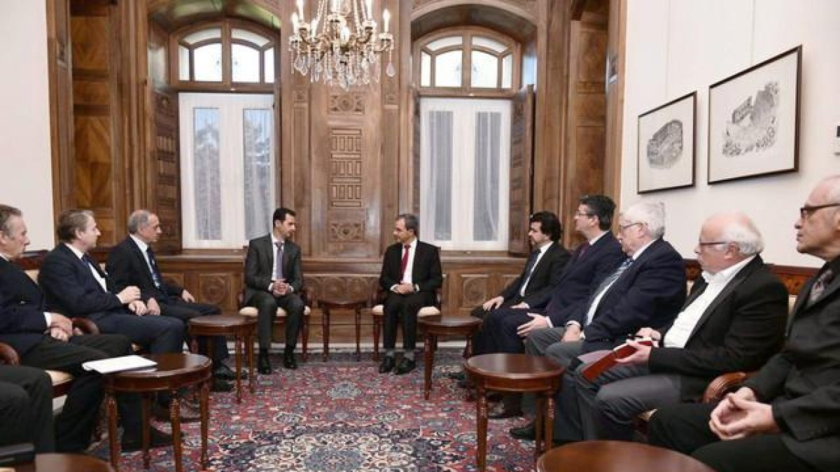 El presidente de Siria, Bashar al Asad, junto a una delegación de diputados franceses, este sábado en Damasco.