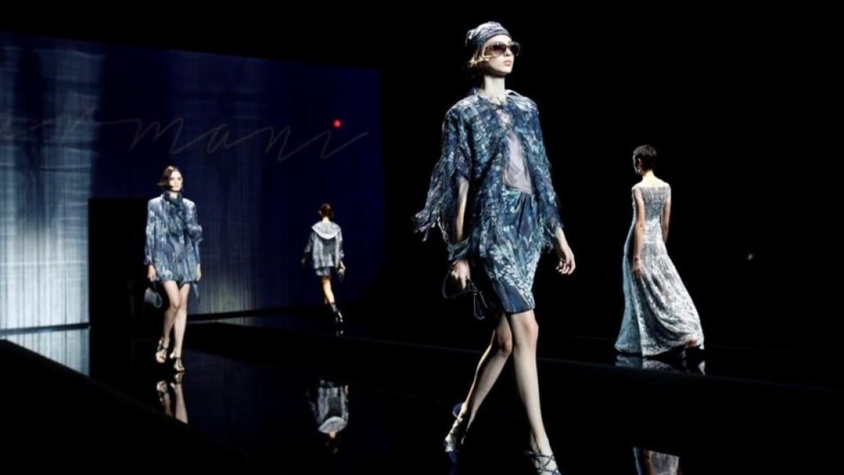 Diseños de la colección de Giorgio Armani en la Semana de la Moda de Milán.