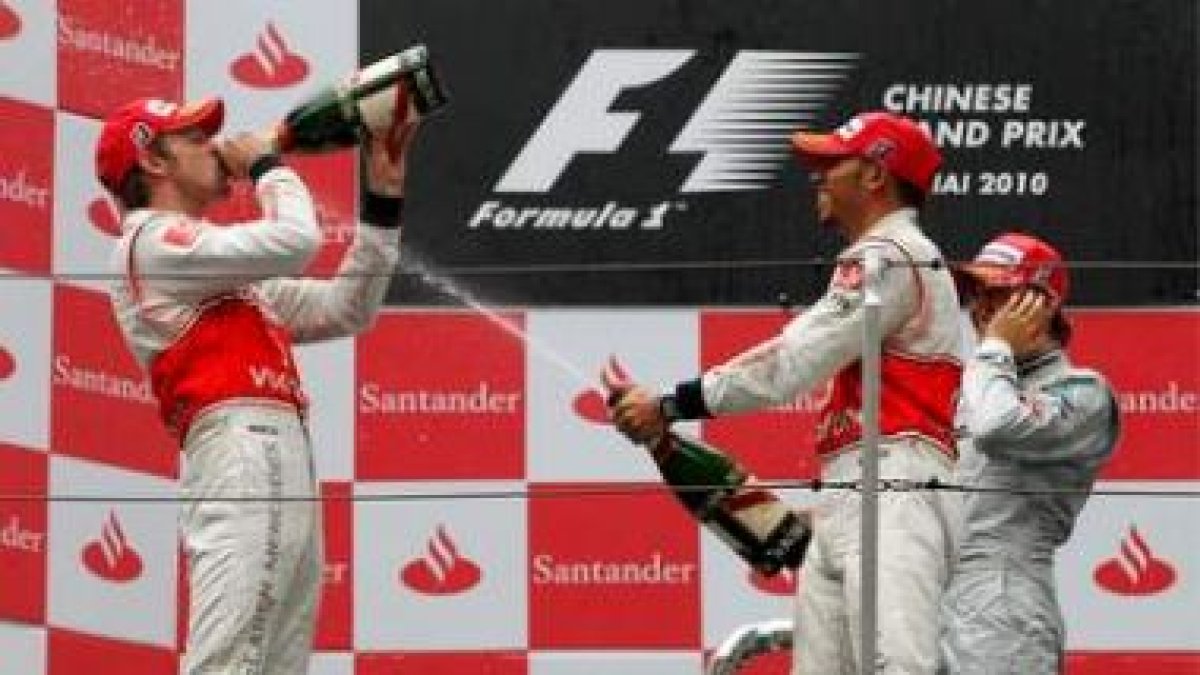 Button y Hamilton festejan en el podio el doblete de su escudería.
