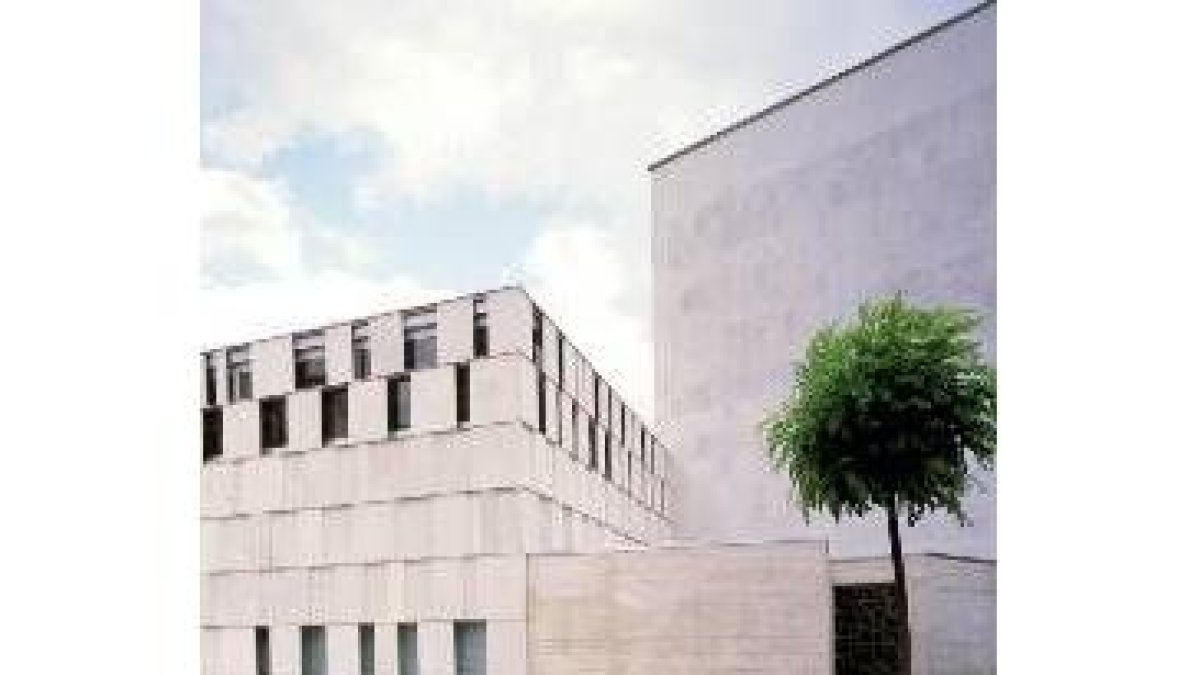 Gimnasio del Instituto Juan del Enzina, diseñado por los arquitectos leoneses