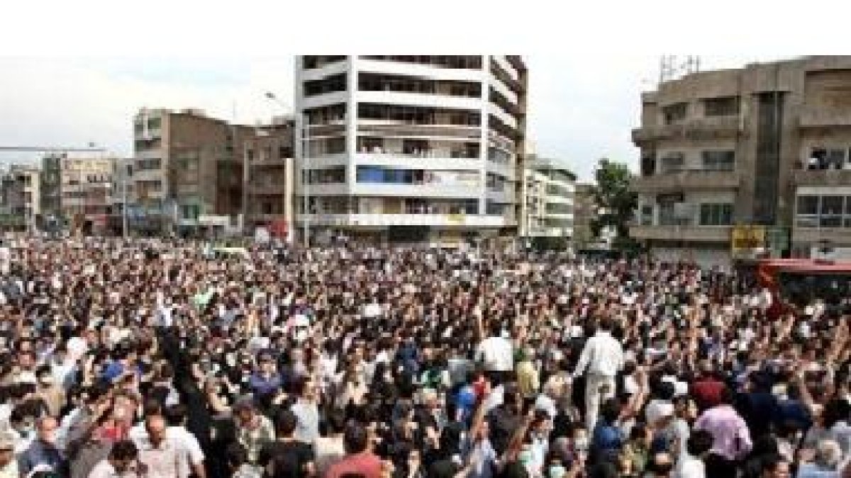 Miles de seguidores del líder opositor iraní Mir Husein Musaví participan en un acto de protesta.