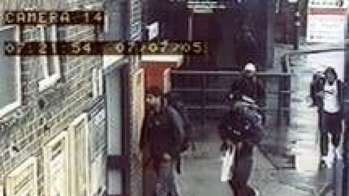 Una cámara de vigilancia del metro capta a los cuatro suicidas accediendo a la estación de Luton