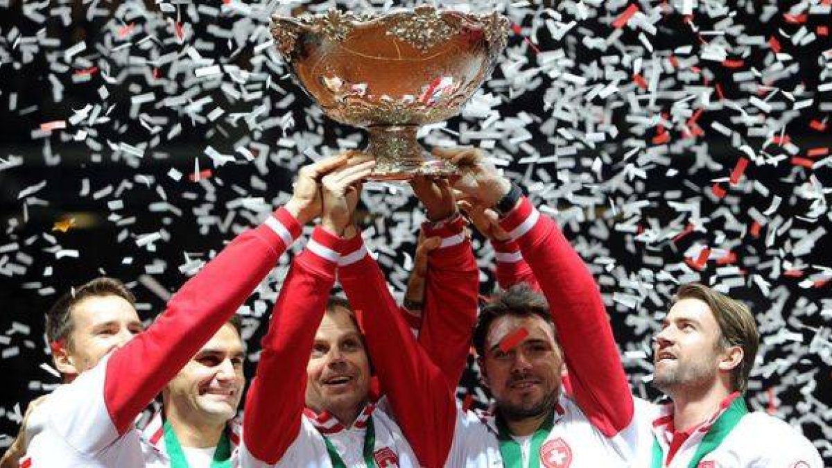 De izquierda a derecha, Marco Chiudinelli, Roger Federer, el capitán Severin Luthi, Stanislas Wawrinka y Michael Lammer, el equipo suizo de la Copa Davis, con el trofeo.