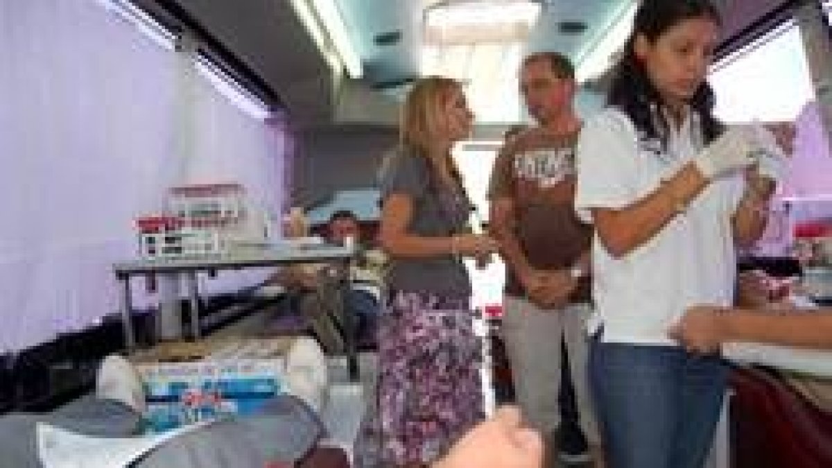 Eugenia Gancedo visitando la Unidad Móvil de Donantes de Sangre