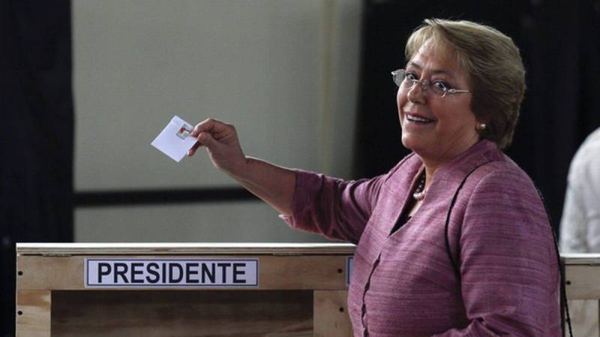 Michelle Bachelet deposita su voto, este domingo en Santiago de Chile.