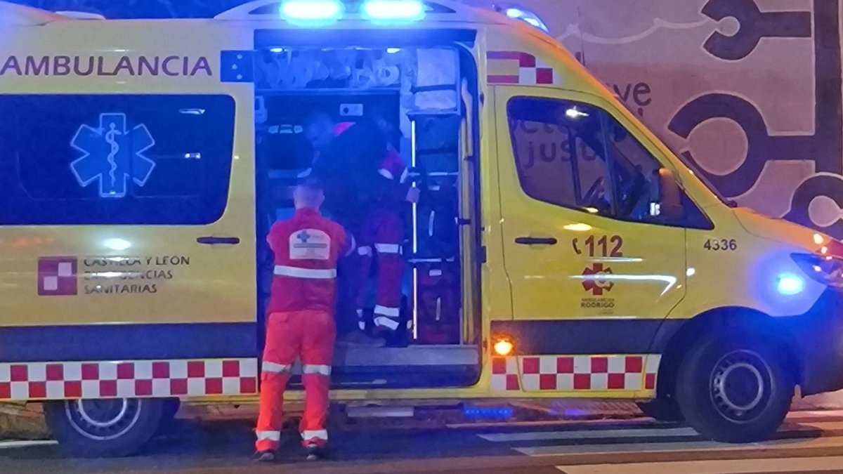 Intervención de los servicios sanitarios de emergencias esta noche, junto a la casona de Pinilla. DL