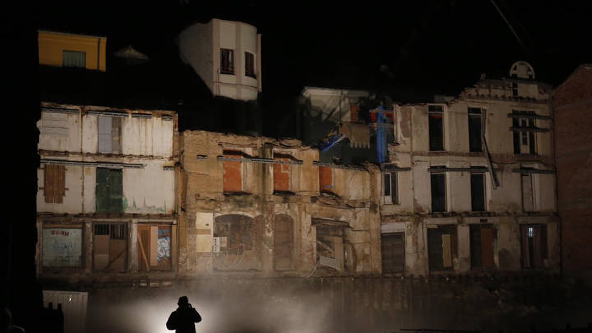 La pala tiró hacia dentro poco a poco las fachadas. FERNANDO OTERO