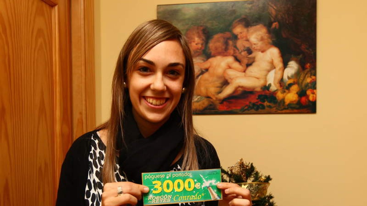 Una sonriente Sara Cabero enseña orgullosa la papeleta que la convierte en la ganadora de los 3.000 euros.