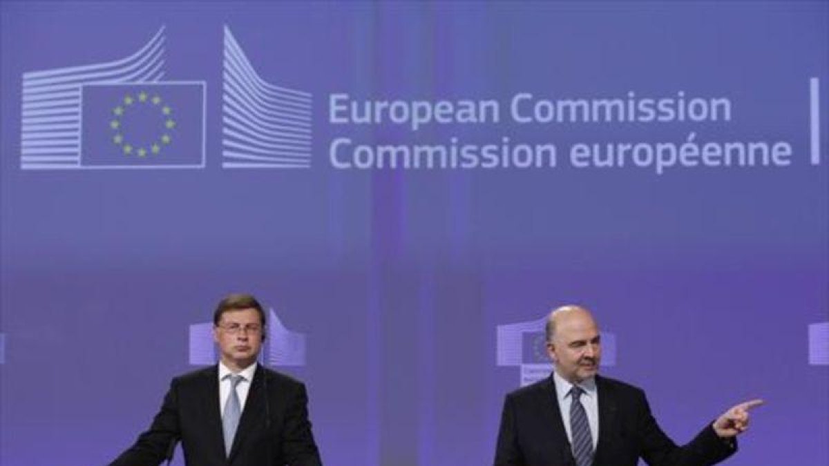 El comisario Moscovici (derecha), y el vicepresidente Dombrovskis, en la rueda de prensa en la que justificaron la cancelación de la multa a España.