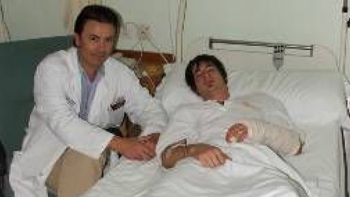 El doctor Gutiérrez, junto al base Fran Baquer, tras la operación