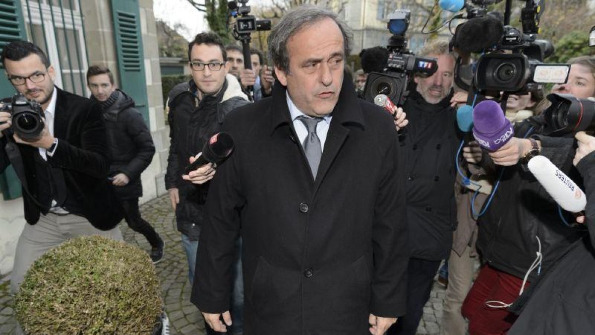 Fotografía de archivo tomada el 8 de diciembre de 2015 que muestra al presidente de la UEFA, Michel Platini, a su llegada a una vista en el Tribunal de Arbitraje Deportivo (TAS) en Lausana (Suiza).