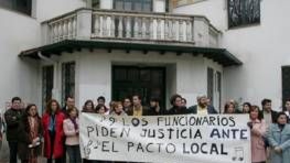 Los profesores se manifestaron ayer frente al conservatorio en contra de los planes de la Junta