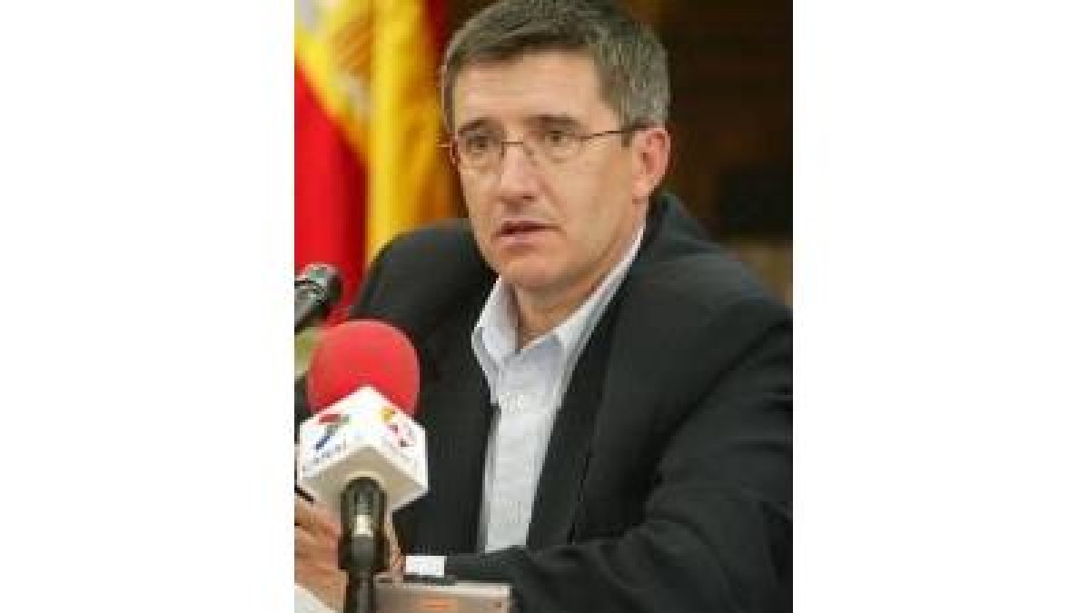 Francisco Fernández durante una comparencia ante los medios