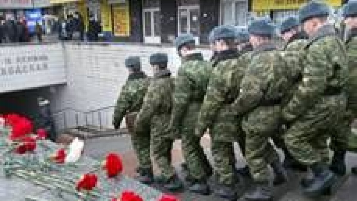 Soldados rusos entran en el metro de Moscú