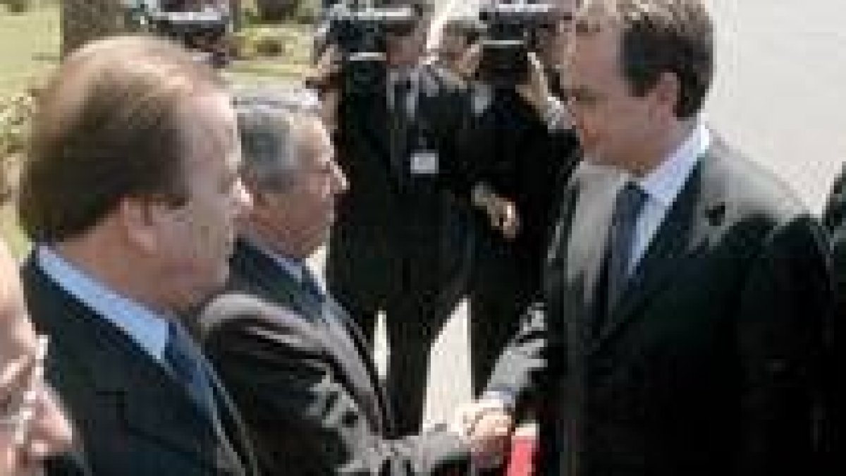 Zapatero y Besaissa se saludan en la visita que realizó el sábado el presidente español a Rabat
